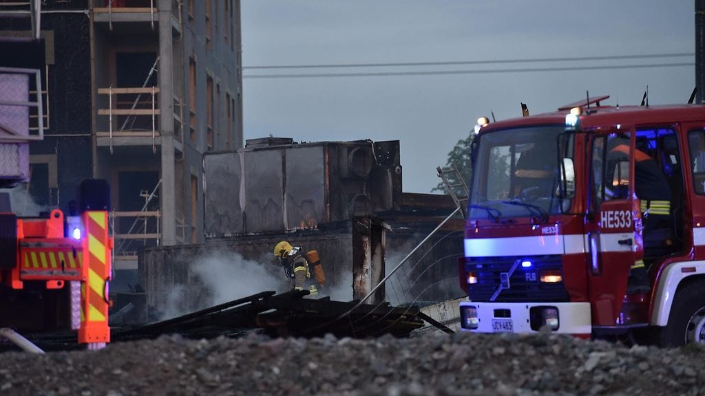 Pohjois-Helsingin Siltamäessä syttyi myöhään sunnuntaina tulipalo kerrostalon rakennustyömaalla.