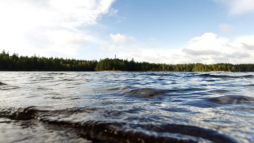 Havainnon tehnyt oli auttanut miehen pois vedestä ja elvytys aloitettiin välittömästi.