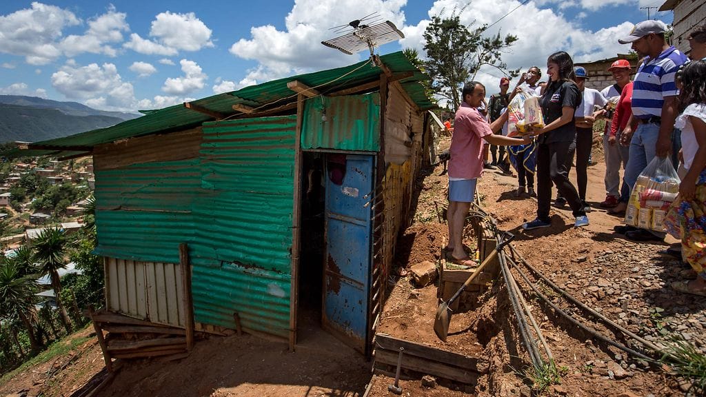 Venezuelassa jeattiin viime vuoden syyskussa ruoka-apua hökkelikylien asukkaille.