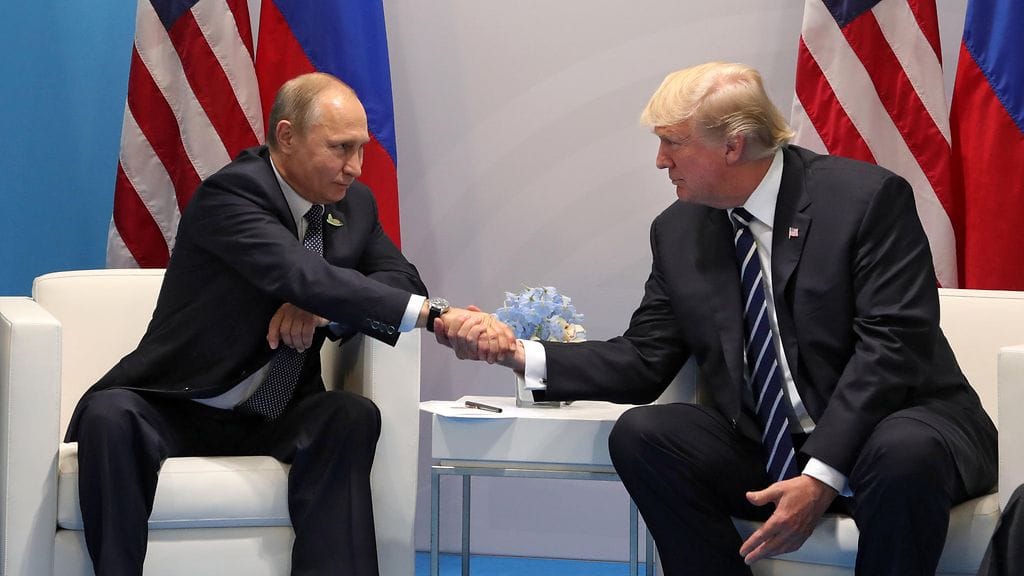 Vladimir Putin ja Donald Trump kättelevät tapaamisessaan G20-kokouksessa Saksassa.