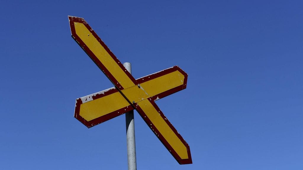 Tasoristeykseen ajanut mies ei ollut huomannut lähestyvää junaa, ja jäi lähes tavarajunan alle.