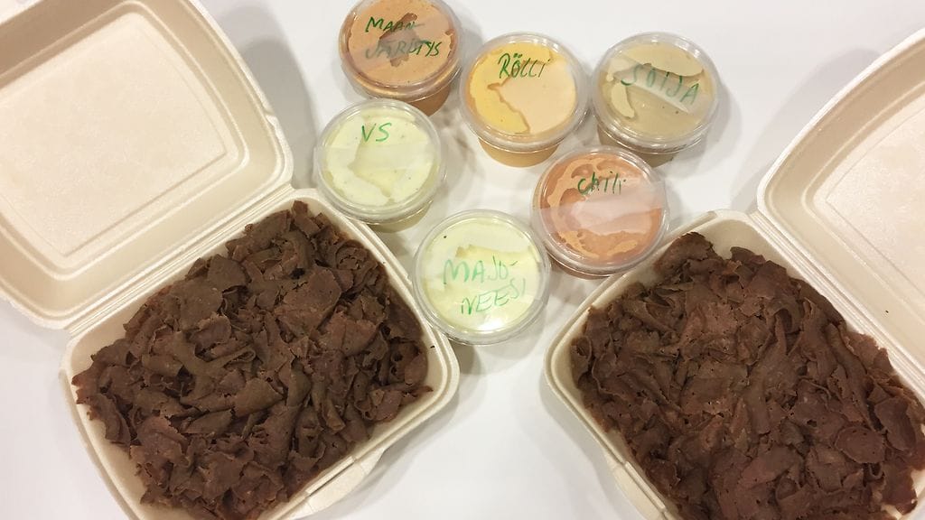 Saimme erikoislähetyksen Suomen parhaaksi väitettyä kebablihaa MTV:n toimitukseen. Mukaan tuli myös kuusi eri kastikevaihtoehtoa.