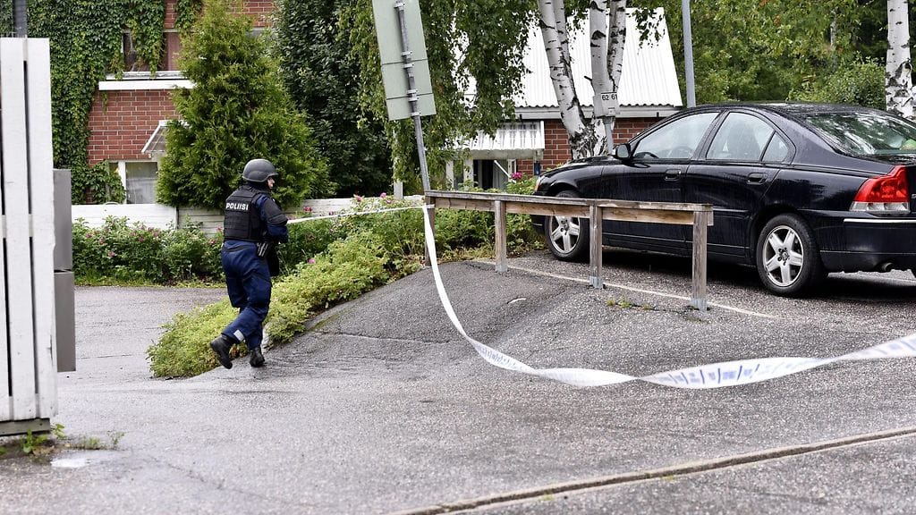 Poliisi käytti räjähdysainetta oven avaamiseen Vantaan Hakunilan piirityksessä.