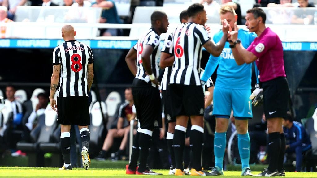 Jonjo Shelvey ajettiin ulos kentältä.