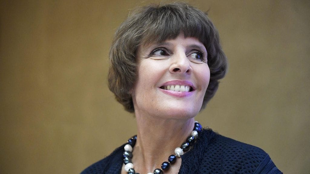 Liikenne- ja viestintäministeri Anne Berner rautateiden henkilöliikenteen muutoksia käsittelevässä tiedotustilaisuudessa Helsingissä 9. elokuuta 2017.