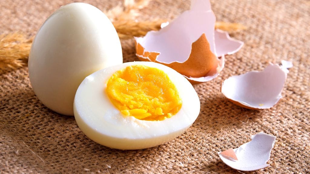 Ihanteellisen kananmunan kuori irtoaa helposti.