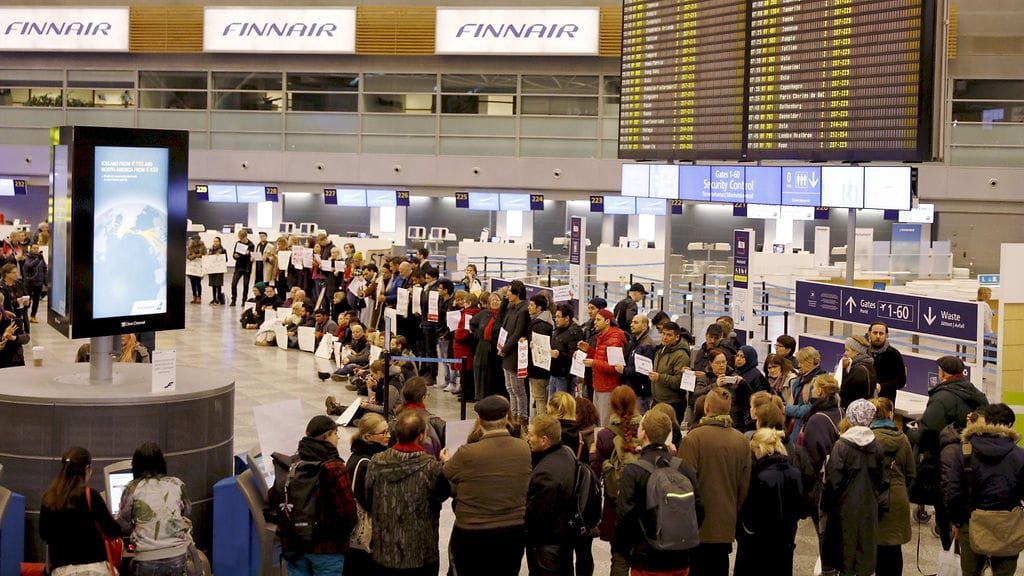 Mielenosoitus turvapaikanhakijoiden palautusta vastaan Helsinki-Vantaan lentokentällä viime keväänä.