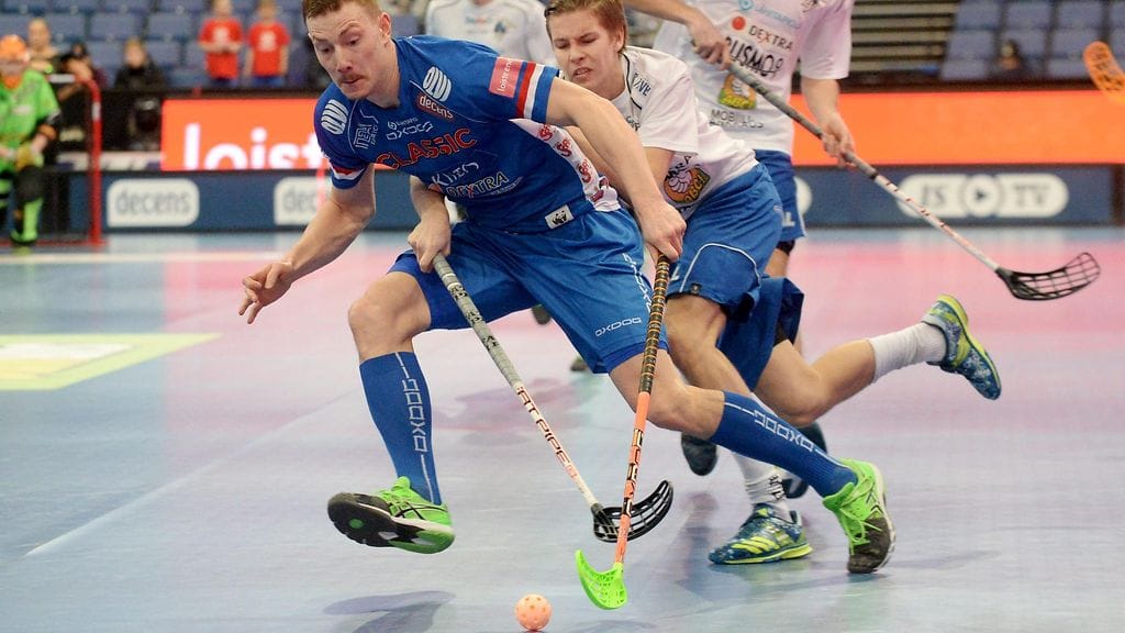 Classicin Eemeli Salin ja EräViikinkien Marko Juselius kamppailivat miesten Salibandyliigan Superfinaalissa viime huhtikuussa.