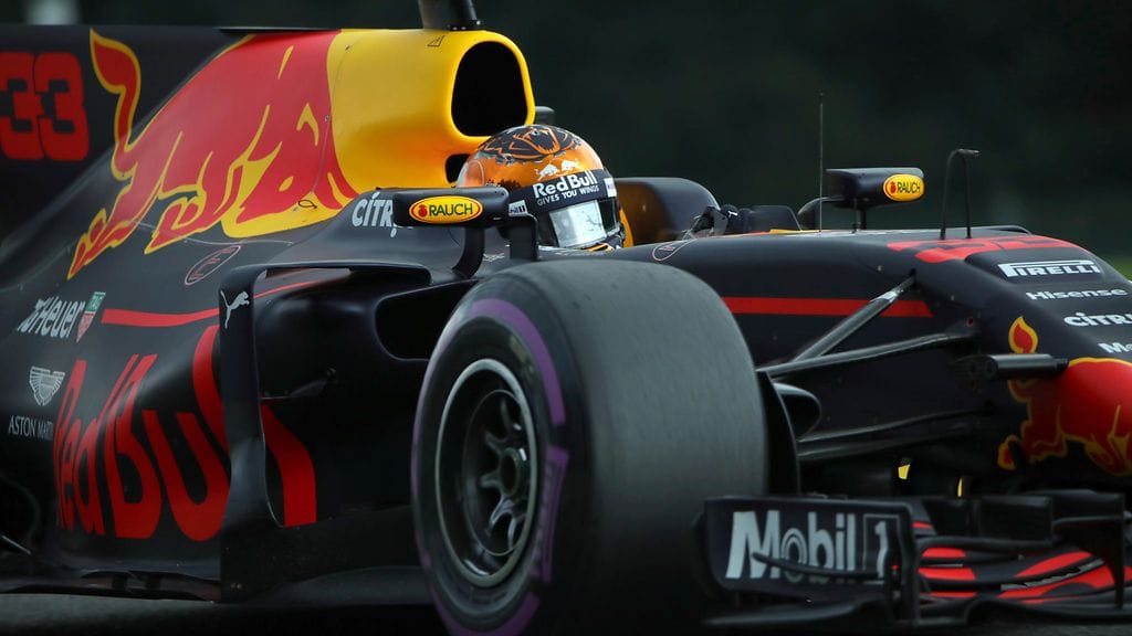 Aston Martinin logo komeilee jo nyt Red Bullin F1-auton kyljessä.