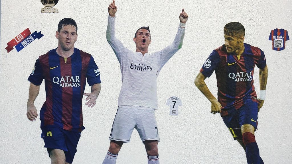 Lionel Messi (vas.), Cristiano Ronaldo ja Neymar taistelevat vuoden miespelaajan tittelistä.