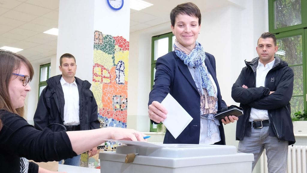 Frauke Petry äänesti liittopäivävaaleissa sunnuntaina.