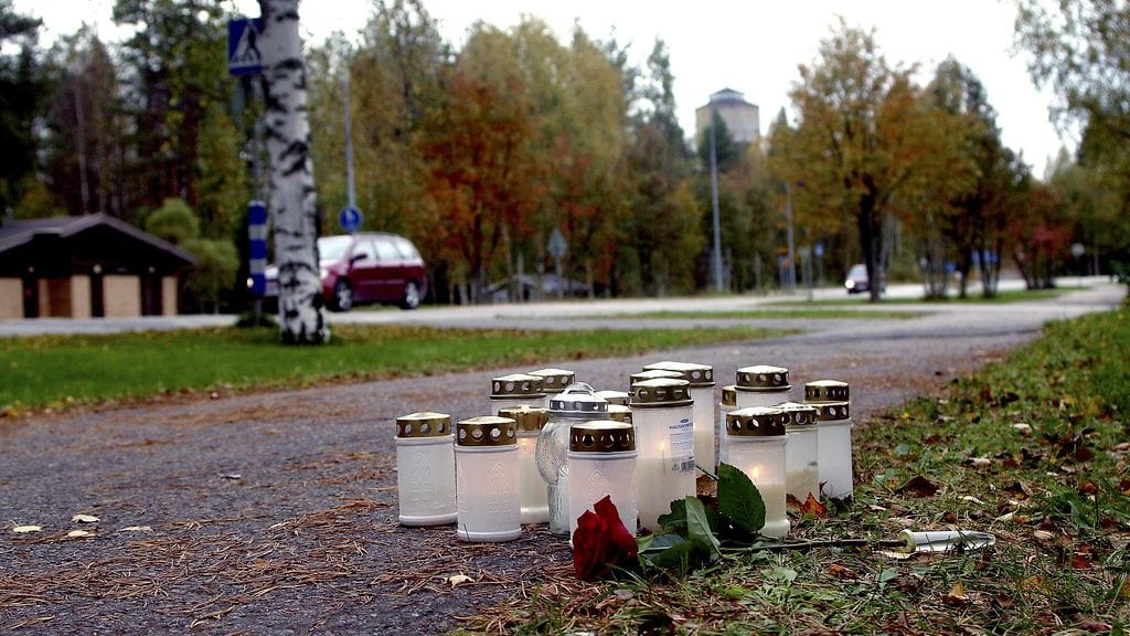 Ruusu ja muistokynttilöitä Vuorimiehentiellä Otanmäessä Kajaanissa maanantaina 12. syyskuuta 2016. Paikan lähistöltä löydettiin eilen kuollut mies, ja poliisi on ottanut kiinni taposta epäiltynä kaksi irakilaista Otanmäen vastaanottokeskuksessa asuvaa turvapaikanhakijaa.