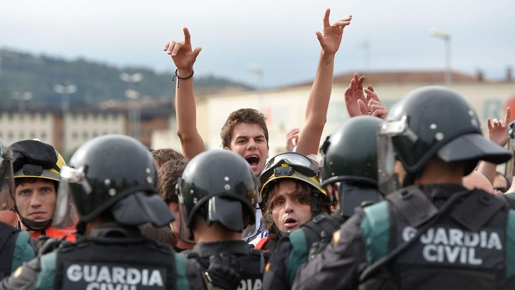 Yhteenotoissa on Katalonian terveysviranomaisen mukaan vahvistettu loukkaantuneen ainakin 90 ihmistä.