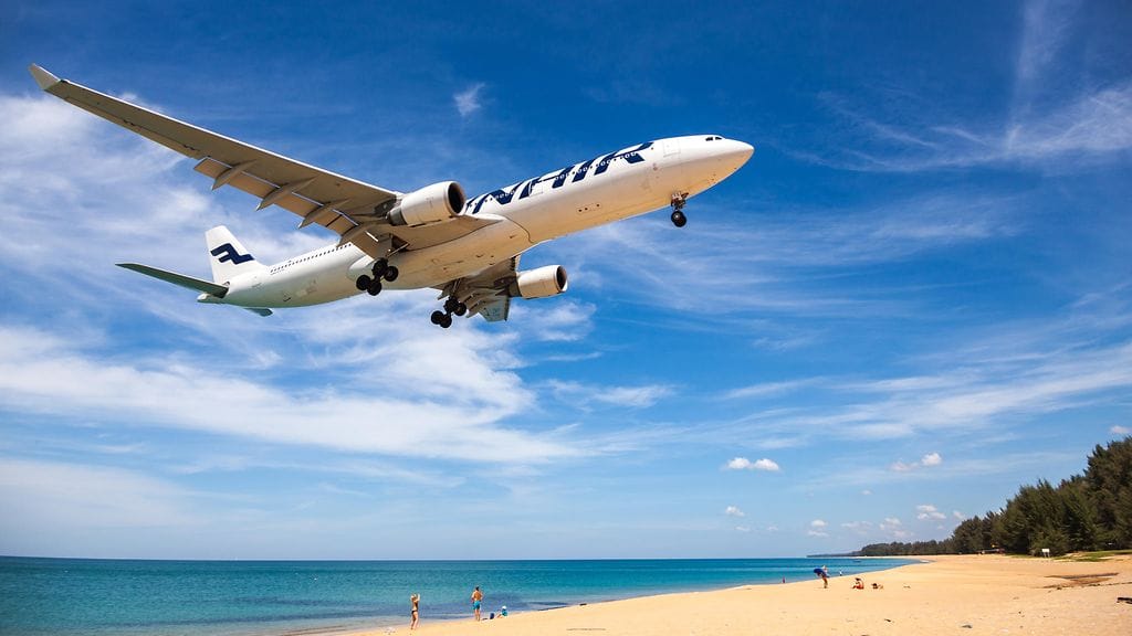 Kuvituskuvaa lomailijoiden saapumisesta Thaimaahan.