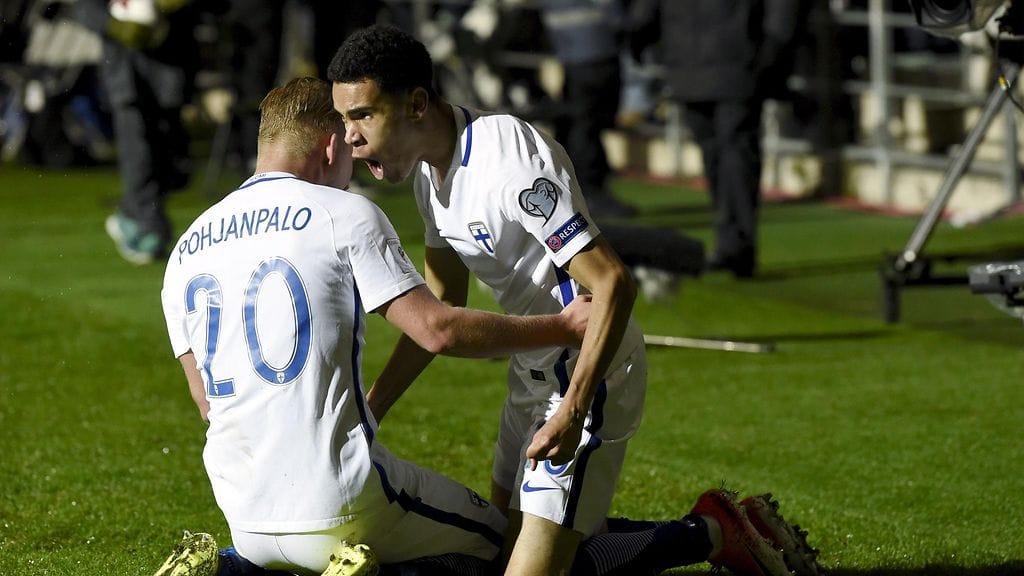 Joel Pohjanpalo ja Pyry Soiri juhlimassa 2-2-maalia.