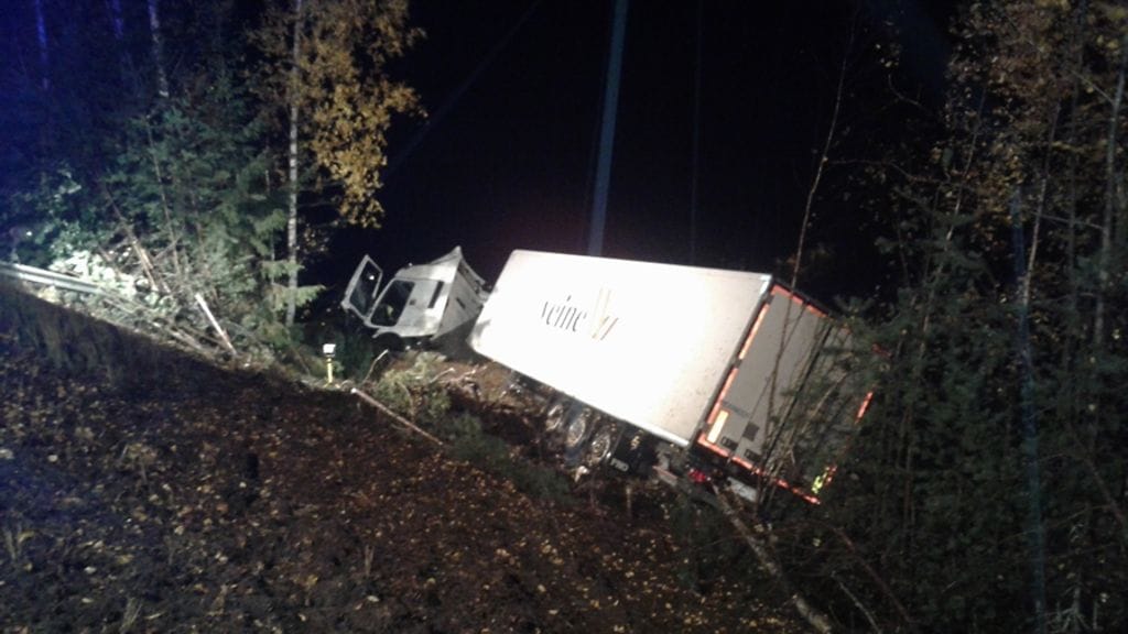 Elintarvikkeita kuljettanut rekka syöksyi Joutsansalmeen myöhään maanantai-iltana.