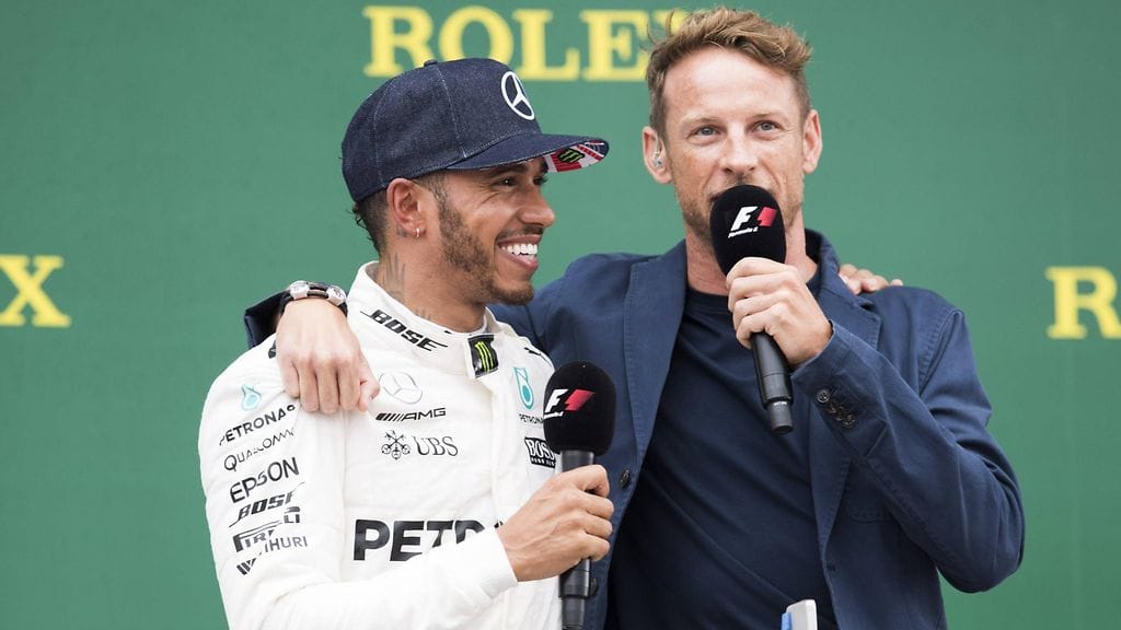 Jenson Button (oik.) haastatteli Lewis Hamiltonia Britannian GP:ssä heinäkuussa.