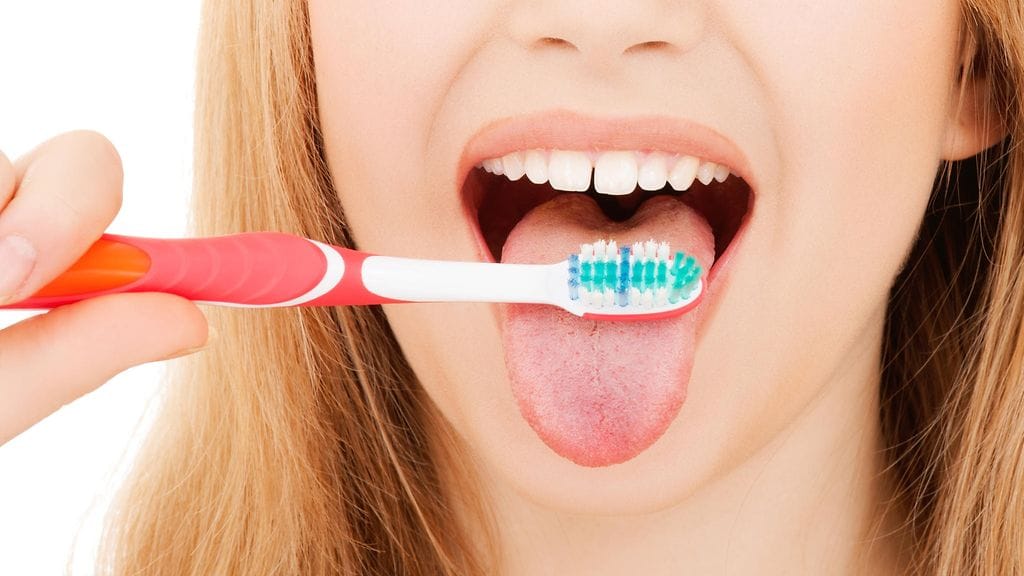 Myös joissain hammasharjoissa on mukana kielenpuhdistin. Kuvituskuva.