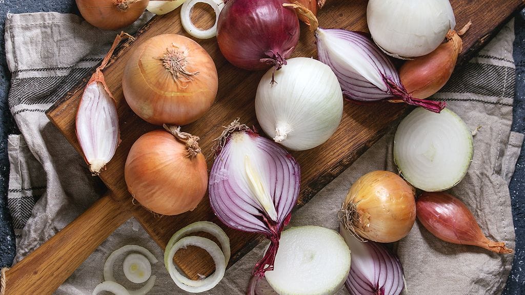 Miten sinä säilytät sipuleita kotona?