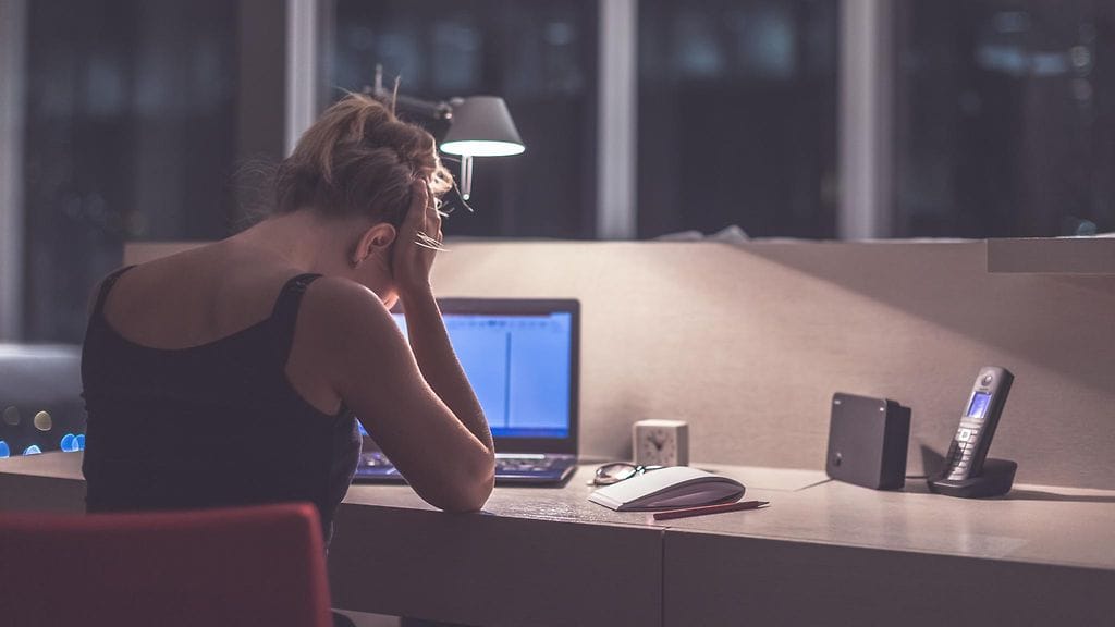 Nettiterapian avulla pahaa oloaan voi yrittää parantaa harjoitusten avulla. Kuvituskuva.