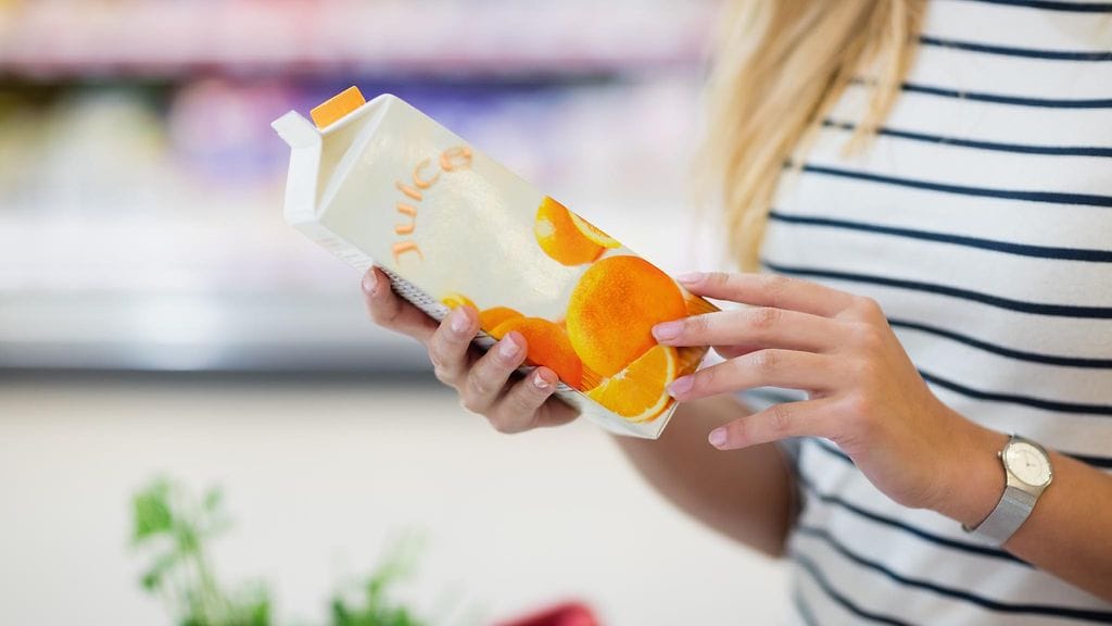 Vegaanin on hyvä totutella kahlaamaan ainesosaluetteloita läpi – myös mehuosastolla. Kuvituskuva.