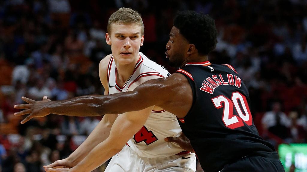 Lauri Markkanen taistelee pelitilasta Justise Winslow'n kanssa.