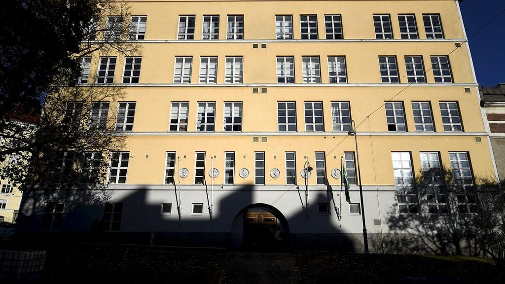 Liki 20 helsinkiläisen Kallion lukion entistä opiskelijaa kertoo STT:lle koulun teatterin mieslehtorin koko 2000-luvun jatkuneesta piinaamisesta ja lähentelystä.