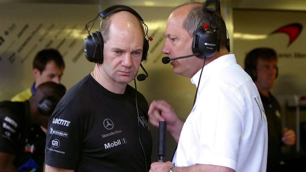 Adrian Newey (vas.) ja Ron Dennis McLarenilla vuonna 2003.