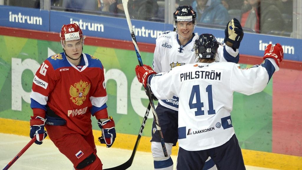 Miro Heiskanen (kesk.) iski ensimmäisen A-maajoukkuemaalinsa heti debyytissään.