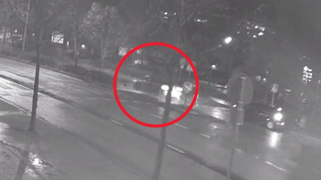 Sinisellä henkilöautolla liikkunut, tuntemattomaksi jäänyt autoilija törmäsi 6-vuotiaaseen lapseen Helsingin Itäkeskuksessa sunnuntaina. Kuva on muokattu versio poliisin julkaisemasta kuvasta, jossa etsitään suojatien eteen pysähtyneen auton kuljettajaa.