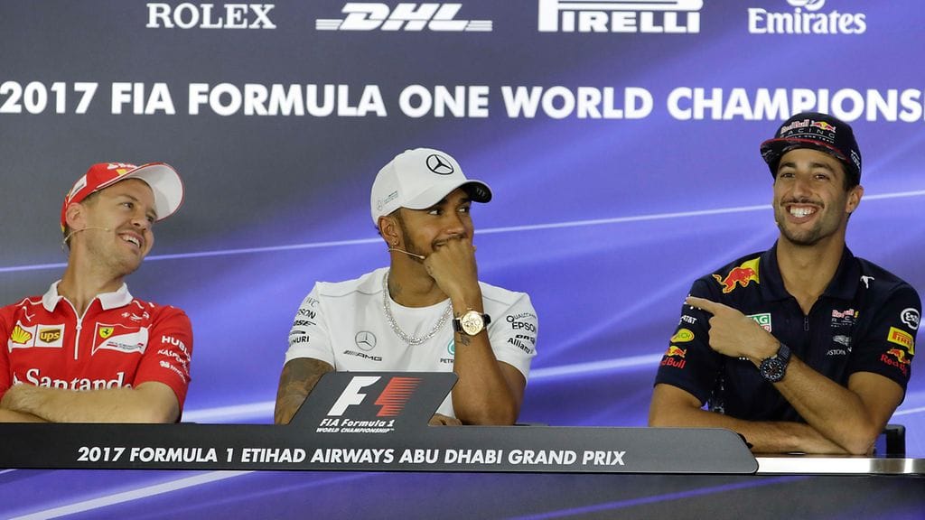 Daniel Ricciardo (oik.) hauskuutti Sebastian Vetteliä (vas.) ja Lewis Hamiltonia kommenteillaan.