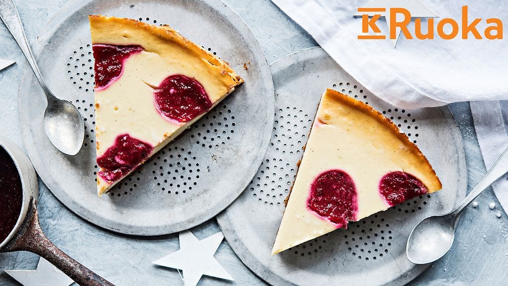 Puolukka-limejuustokakku glögikastikkeella on herkullinen valinta jouluiseen kahvipöytään.