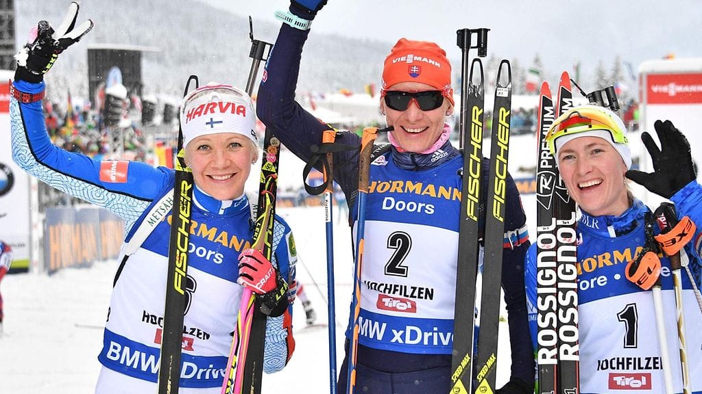 Kaisa Mäkäräinen (vas.) iloitsi kakkossijastaan Hochfilzenin palkintojenjaossa.