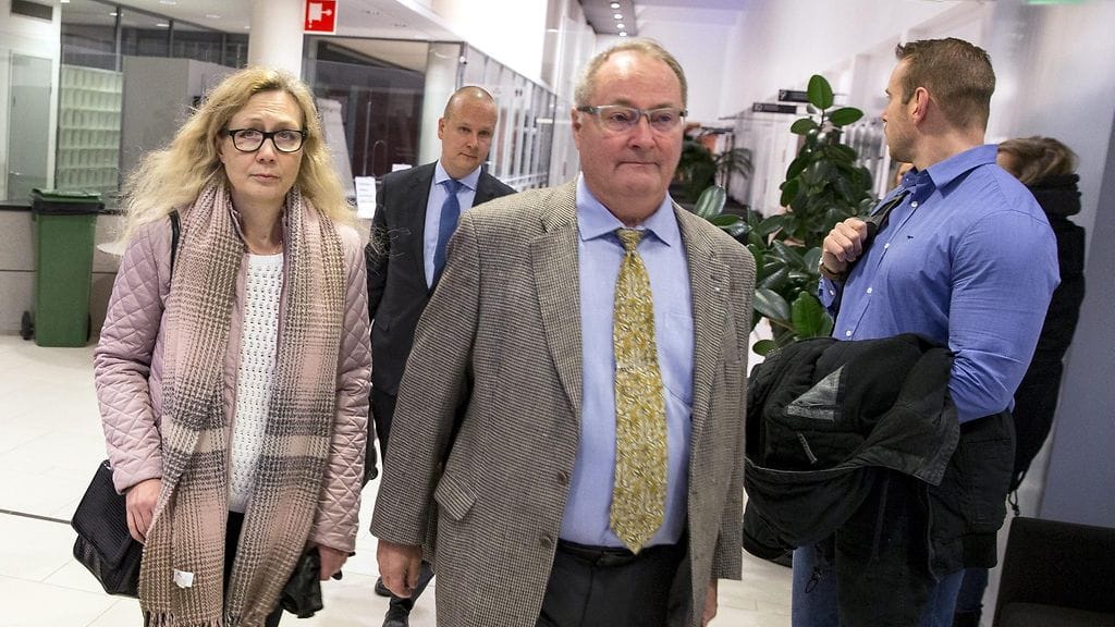 Anneli Auer (vas.) saapui asianajajansa Juha Mannerin kanssa Varsinais-Suomen käräjäoikeuden pääkäsittelyyn Turussa 13. joulukuuta 2017. Varsinais-Suomen käräjäoikeudessa käsitellään tänään Auerille maksettavia korvauksia. Miehensä murhaan syyttömäksi todettu Auer vaatii valtiolta miljoonakorvauksia syyttömänä vankilassa istumisesta.