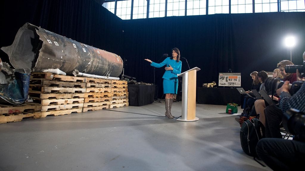 Nikki Haley esitteli tiedotustilaisuudessa osia Jemenistä Saudi-Arabiaan ammutusta ohjuksesta.