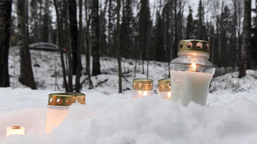 Pojan muistolle on tuotu kynttilöitä.