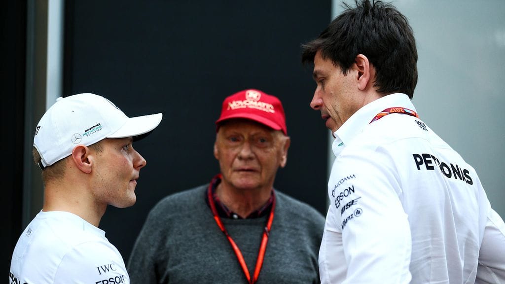 Valtteri Bottas (vas.) on Toto Wolffin papereissa vahva haastaja Lewis Hamiltonille.