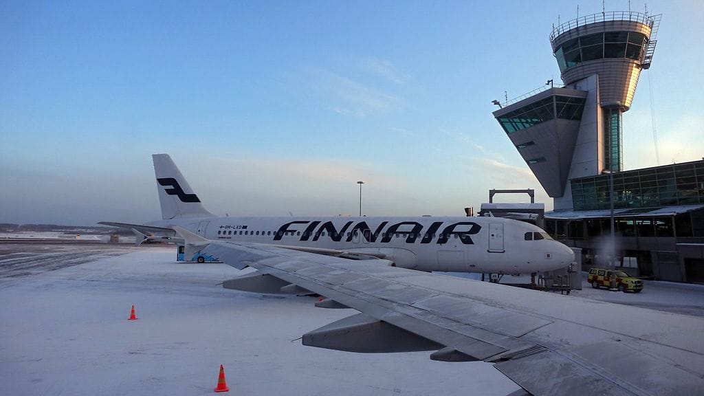 Kuvituskuva. Poliisi joutui poistamaan Finnairin lennolla häiriköineen miehen Helsinki-Vantaan lentokentällä.