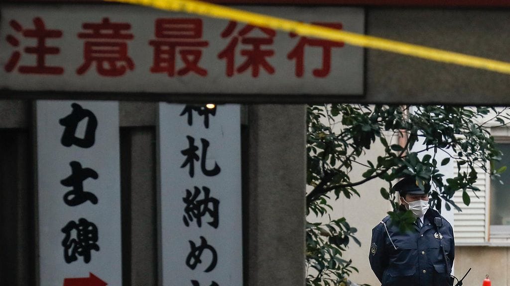 Kuvituskuva. Japanilainen poliisimies rikospaikalla.