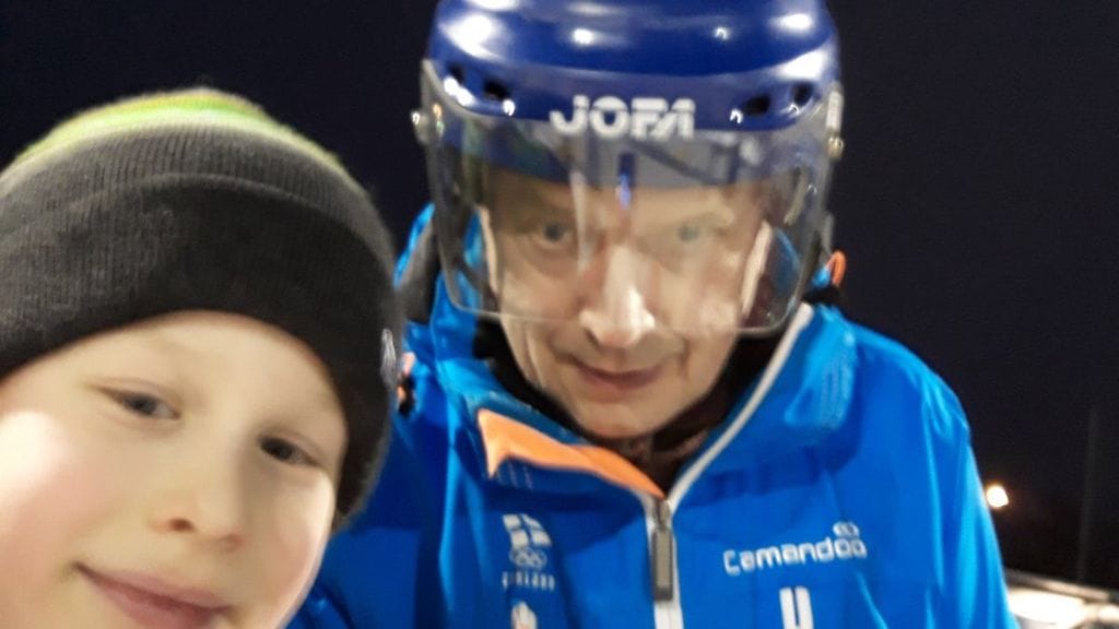 Presidentti Sauli Niinistö oli pukeutunut Suomen olympiajoukkueen talvitakkiin, kun hän kävi Käpylän kentällä kiekkoilemassa tapaninpäivänä 2017. Niinistö suostui selfieen 10-vuotiaan Alvar Wulffin kanssa.