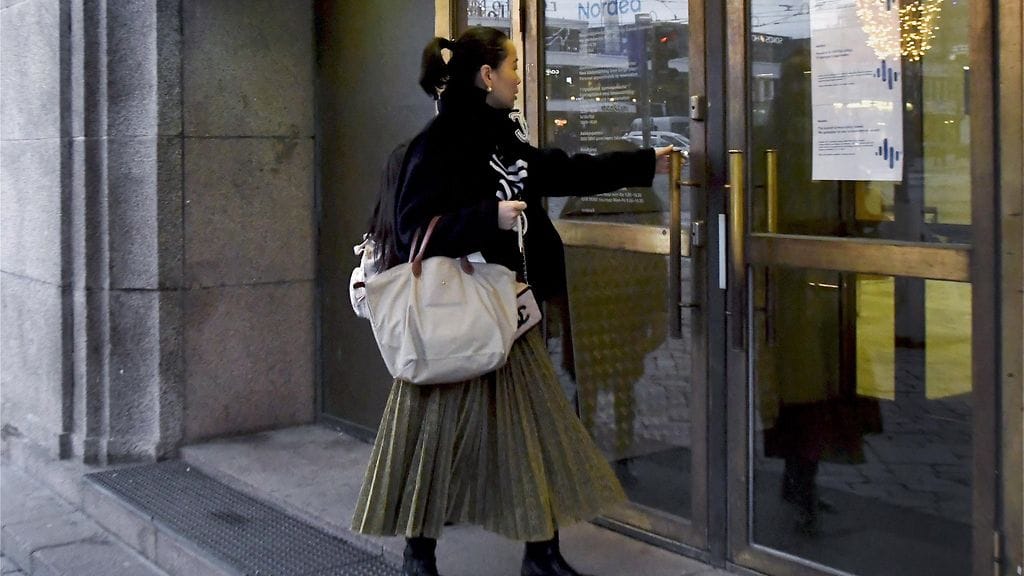 Sarah Yu yrittää avata suljetun Nordea-konttorin ovea Mannerheimintiellä Helsingissä torstaina 28. joulukuuta 2017. Rahoitusalan lakko sulki torstaina useita pankkikonttoreita Suomessa.