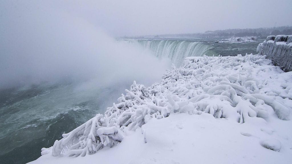 Jäätä ja lunta kuvattuna Niagaran putouksilla Kanadassa Ontariossa eilen, 30.12.2017.
