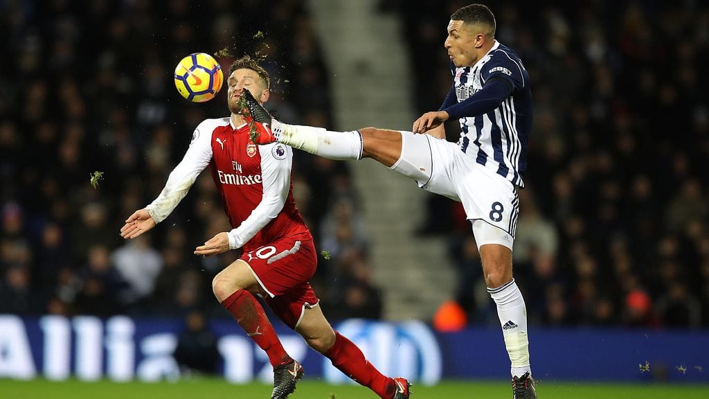 Arsenalin Shkodran Mustafi (vas.) ja West Bromwichin Jake Livermore taistelivat pallosta.