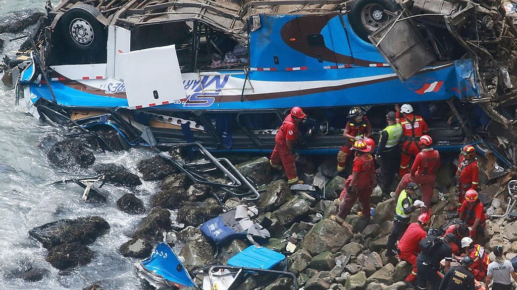 Linja-auto törmäsi rekkaan ja putosi 100 metriä korkealta jyrkänteeltä alas merenrantakivikkoon.
