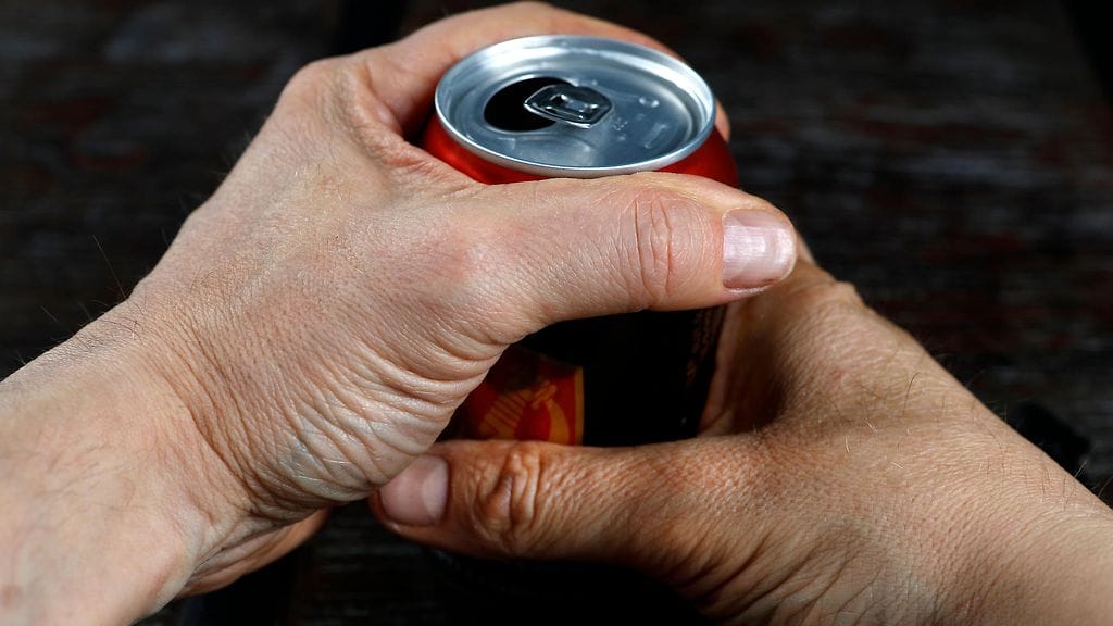 Mies kätki oluttölkin housuihinsa, joista se saatiin poliisin avulla palautettua takaisin liikkeelle.