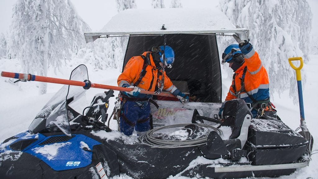 Eltel Networksin jakeluverkkoasentajat Jukka Anttonen (vas.) ja Valtteri Romppainen valmistautuvat maastokeikkaan.