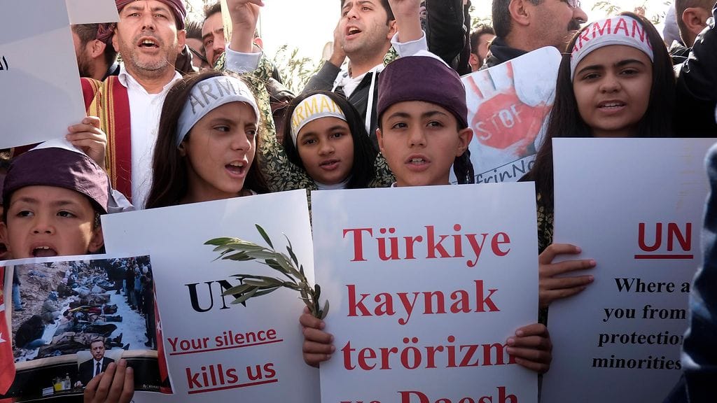 Kurdit osoittavat mieltään YK:n edessä Irakissa.