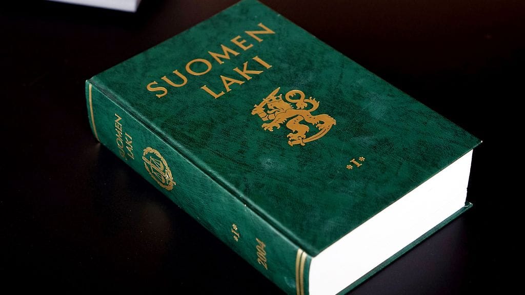 Suomalainen 1990-luvulla syntynyt miesnäyttelijä on syytteessä raiskauksesta.