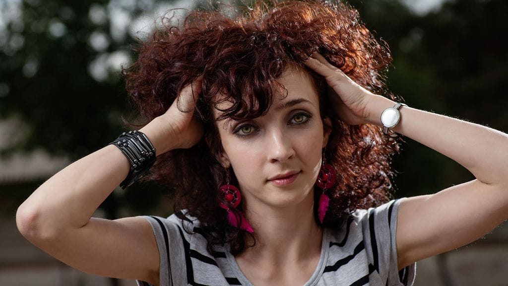 Käytätkö paljon muotoilutuotteita? Se vaikuttaa hiusten puhtauteen. Kuvituskuva.