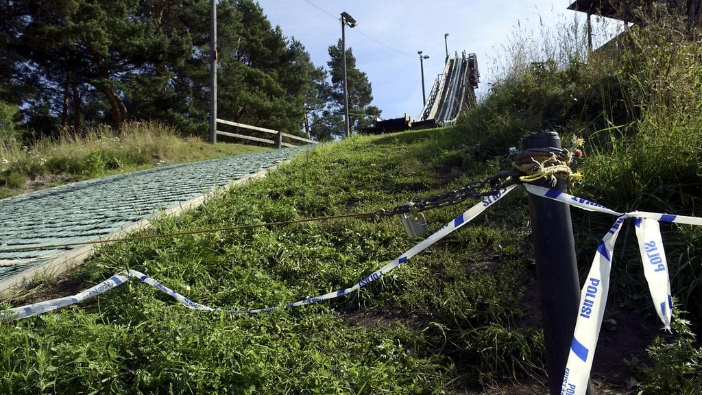 Poliisin teippejä ja alastulorinteen yli vedetty suojaketju Herttoniemen mäkikeskuksessa Helsingissä maanantaina 31. elokuuta 2015.